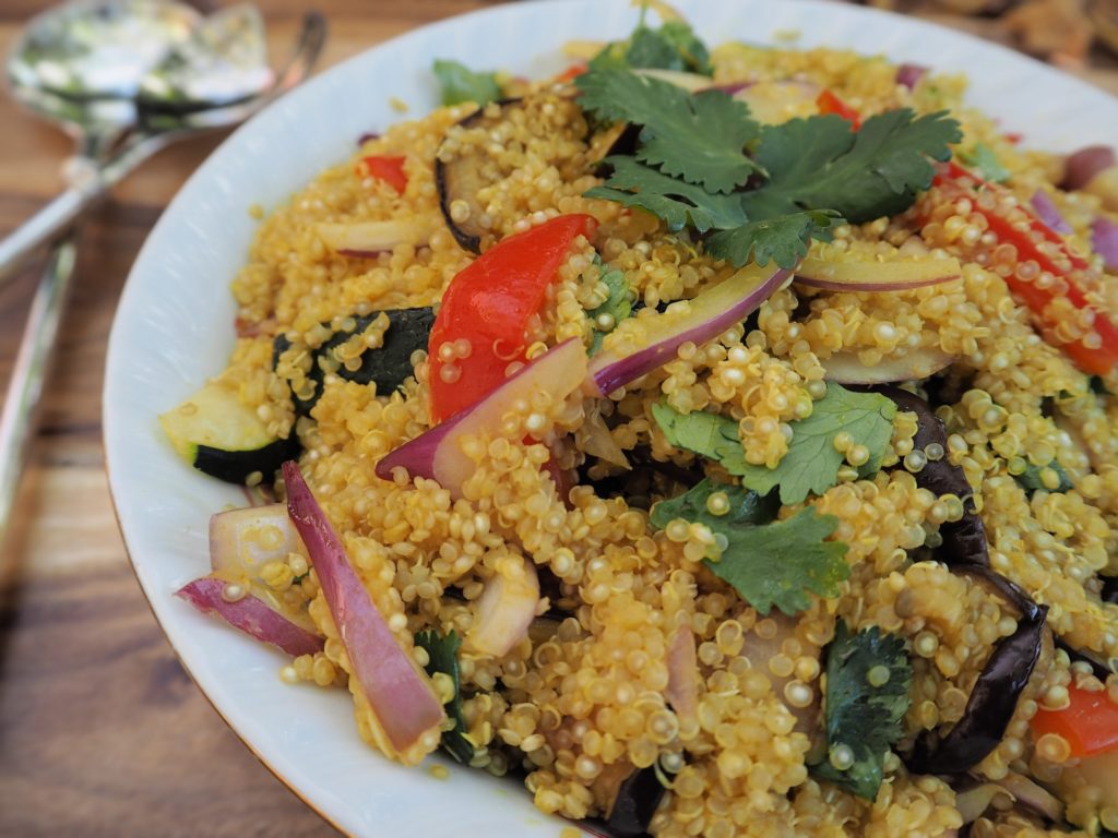 Kräuter-Quinoa-Salat mit Walnüssen und Mandelmusdressing – Sirovita